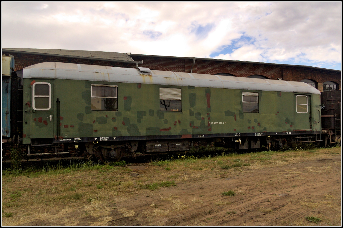 Hinter dem Loksuppen der Dampflokfreunde Salzwedel e.V. in Wittenberge stand am 25.08.2018 dieser ehemalige Begleitwagen der Deutschen Bundespost, eingestellt bei der HSL-Logistik. Am Brandenburg-Tag konnte man den Wagen, an dem das Museum geöffnet hatte, entdecken (03 80 809 5 007-4 Begleitwagen)