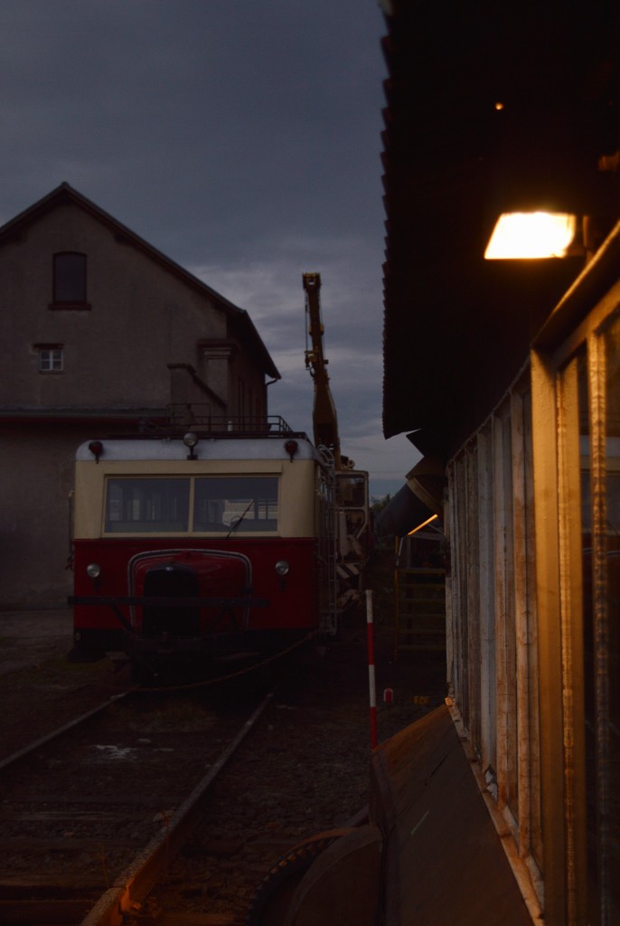 Hinter der Drehscheibe durfte sich der Wismarer Schienenbus am 19.09.2015 im Eisenbahnmuseum Darmstadt-Kranichstein ausruhen.