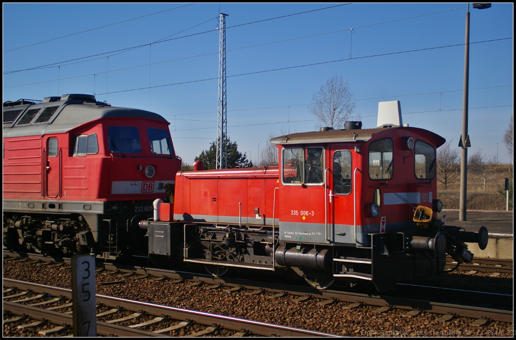 Hinter der grossen  Ludmilla  232 601 scheint sich 335 006 von DB Schenker Rail Duisburg fast zu verstecken. Ein Nachschuss am 22.02.2014 in Berlin Schnefeld Flughafen