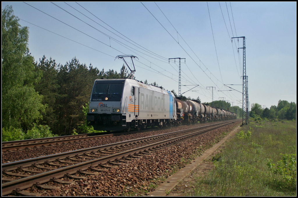 HSL Logistik 185 671-5 fuhr am 19.05.2017 mit einem bunten Kesselwagenzug durch die Berliner Wuhlheide. Laut UN-Nummer 44-2448 war geschmolzener Schwefel geladen.