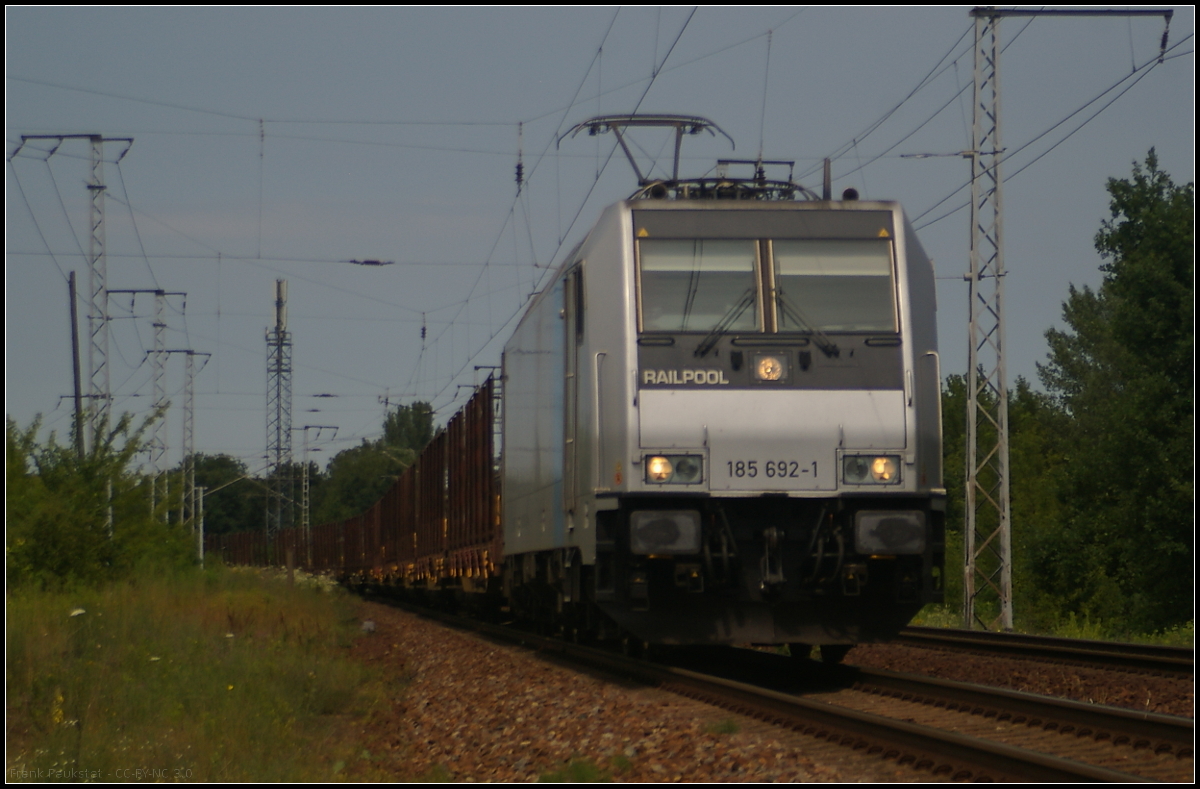 HSL Logistik 185 692-1 fuhr mit Wagen der Gattung Snps 719 zum Transport von Holz am 09.07.2017 durch die Berliner Wuhlheide