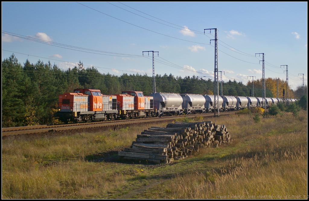 hvle V 160.1 / 203 012 und V 160.3 mit einem Uacns-Ganzzug am 24.10.2013 in der Berliner Wuhlheide