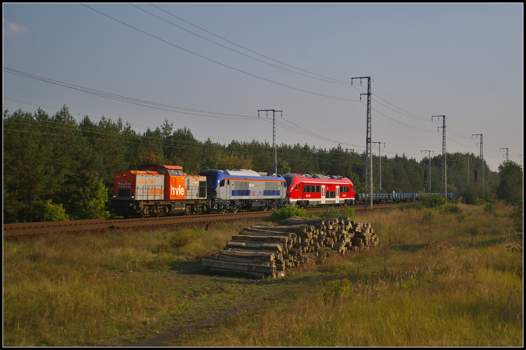 hvle V 160.6 / 203 144-1 mit einer berfhrungsfahrt der PKPIC 111Db-001 und des 631-001 (NVR-Nummer 95 80 0631 001-4 D-DB ABpd) fr DB Regio zur InnoTrans 2014, wo sie auf dem Freigelnde gezeigt wurden. Hier auf dem Weg am 17.09.2014 durch die Berliner Wuhlheide.