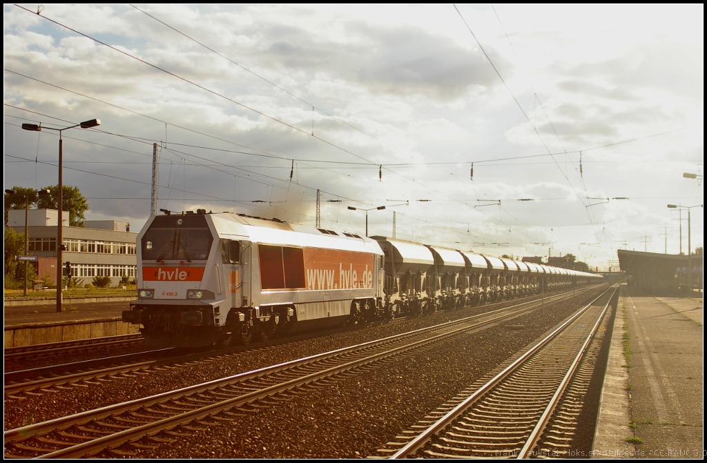 hvle V 460.3 / 264 008 mit firmeneigenen Faccns-Wagen am 28.09.2013 in Berlin Schnefeld-Flughafen