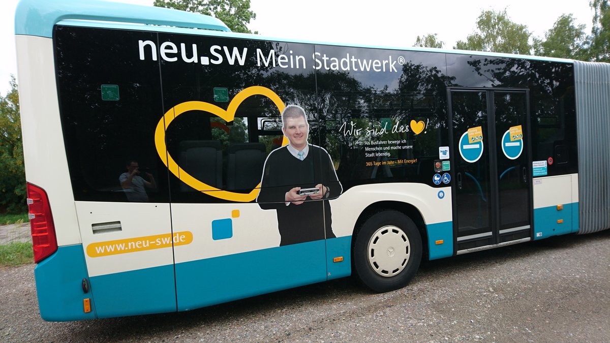 ...ihr mal noch der Busfahrer der auf dem Fahrzeug zu sehen ist und fr das unternehmen wirbt 