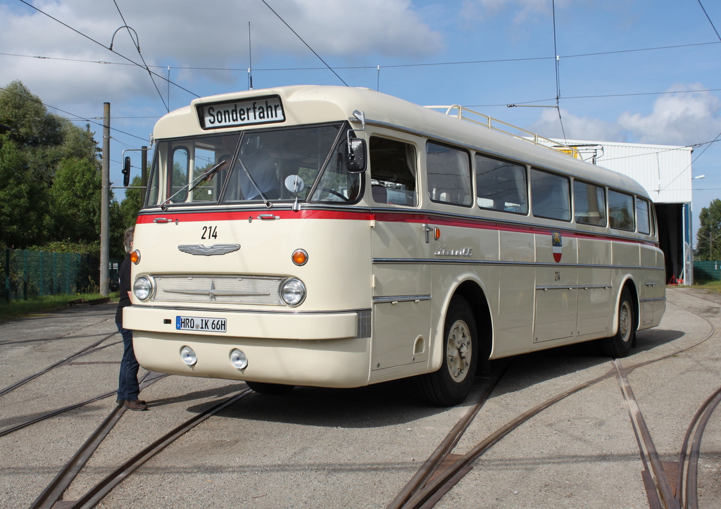 Ikarus 66 der Rostocker Nahverkehrsfreunde stand am Mittag des 17.09.2016 vor dem Depot 12 in Rostock-Marienehe.