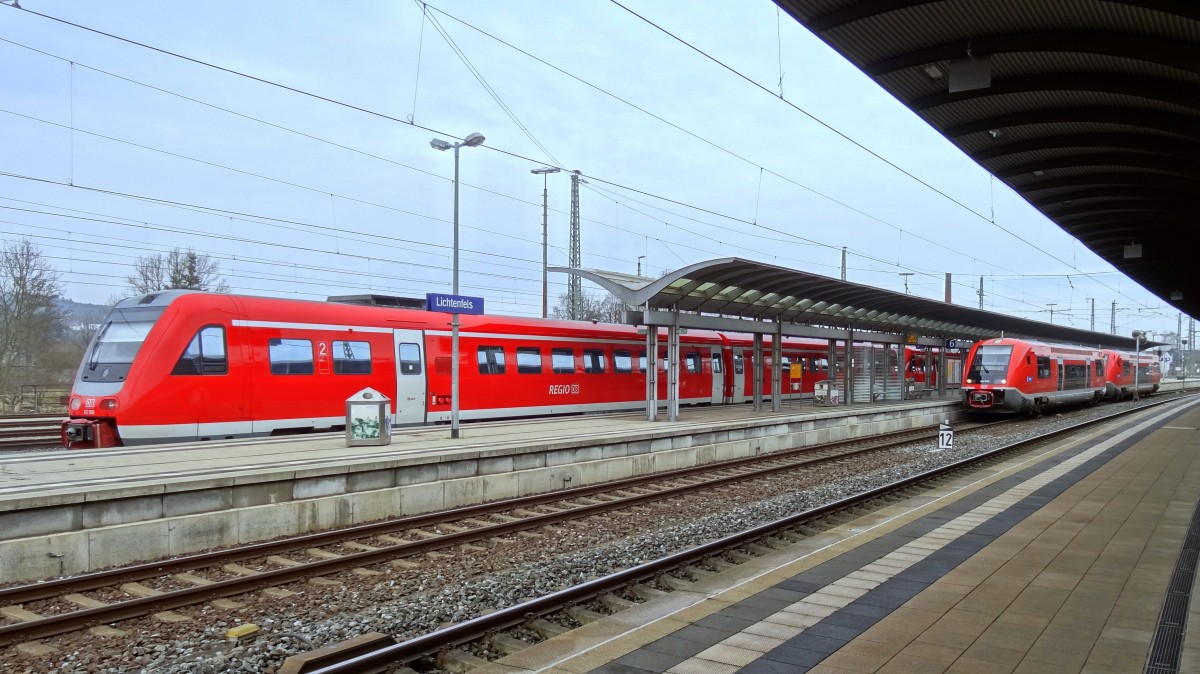 Im Bahnhof Lichtenfels steht Gleis 7 der RE nach Hof/Bayreuth in Gestalt der BR 612 bereit, am Gleis 6 fährt soeben ein 641-Doppel nach Bamberg los.
Aufgenommen im Februar 2014.