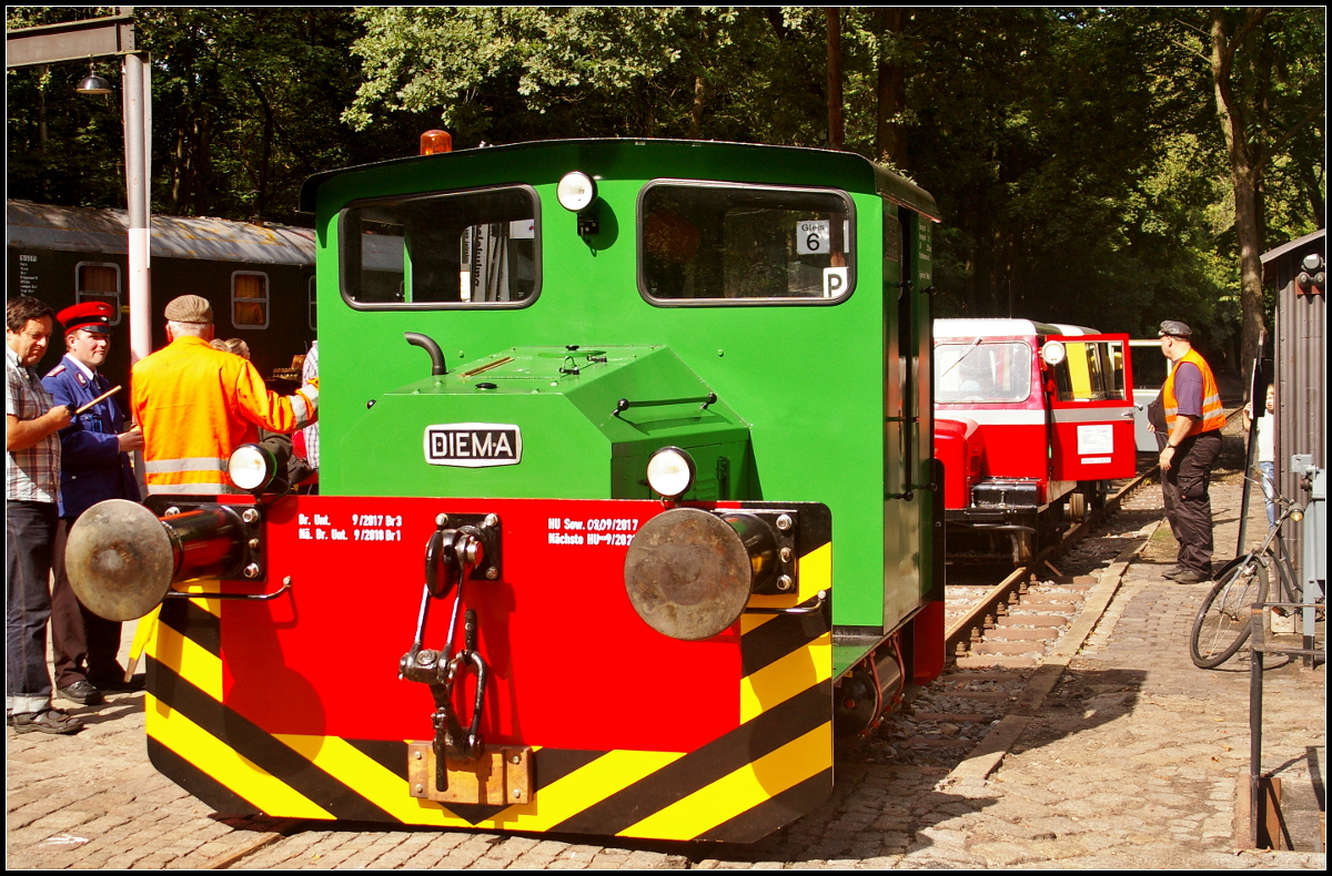 Im Bahnhof Schönow der AG Märkische Kleinbahn e.V. stand am 10.09.2017 MKB 03  Fritze  für Führerstandsmitfahrten bereit. Die DIEMA wurde 1967 gebaut und war die ehemalige Werklok 2 des Fritz-Werner-Werks in Berlin-Marienfelde. Zu sehen war die Lok während des Tag der offenen Tür am 10.09.2017 in Berlin-Lichterfelde