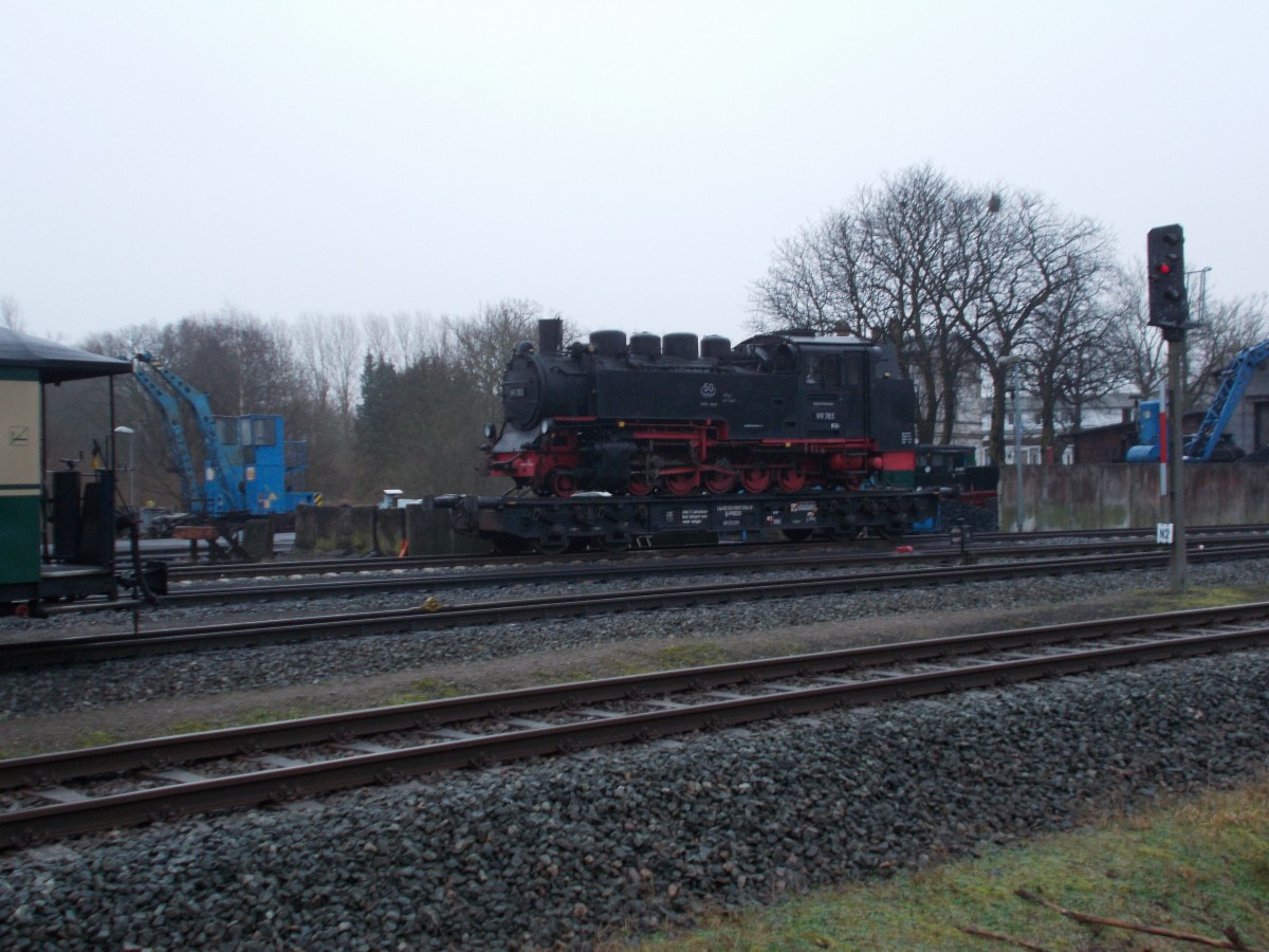 Im Bimmelbahnforum wurde es vermeldet das 99 1783 zum Abtransport in Putbus bereit steht,also einen Tag später ins Auto gesetzt und ab nach Putbus.Am Morgen vom 26.Januar 2015 stand Sie tatsächlich noch in Putbus.
