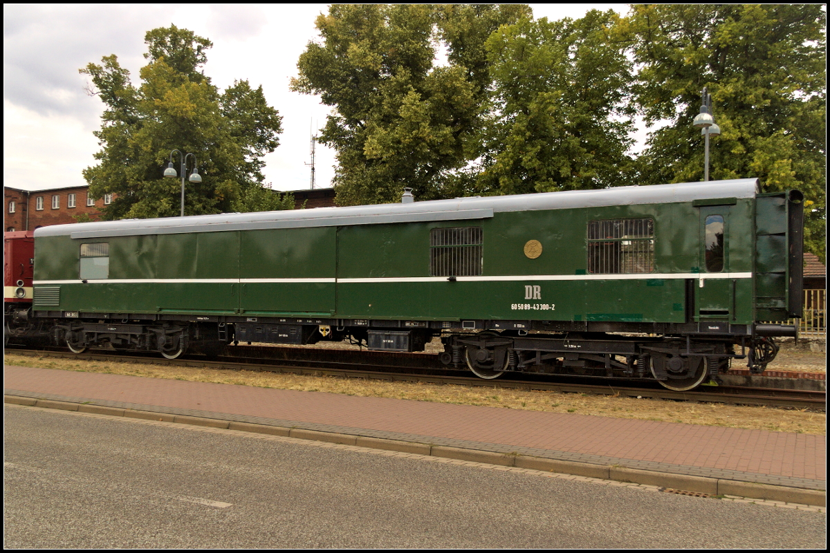 Im frischen Glanz zeigt sich der Salon-Autotransportwagen 89-43 300-2 des Regierungszug der DDR. Der Wagen wurde ca 1930 bei der Gothaer Waggonfabrik als Pw4-30 gebaut und an die Deutsche Reichsbahn ausgeliefert. Inzwischen gehrt der Wagen zum Bestand des Historischen Lokschuppen Wittenberge und stand am 25.08.2018n mit der MEG 103 whrend des Brandenburg-Tag 2018 auf dem ehemaligen Anschlussgleis zum Bahnhof Wittenberge (DR 60 50 89-43 300-2 Salon-Autotransportwagen).