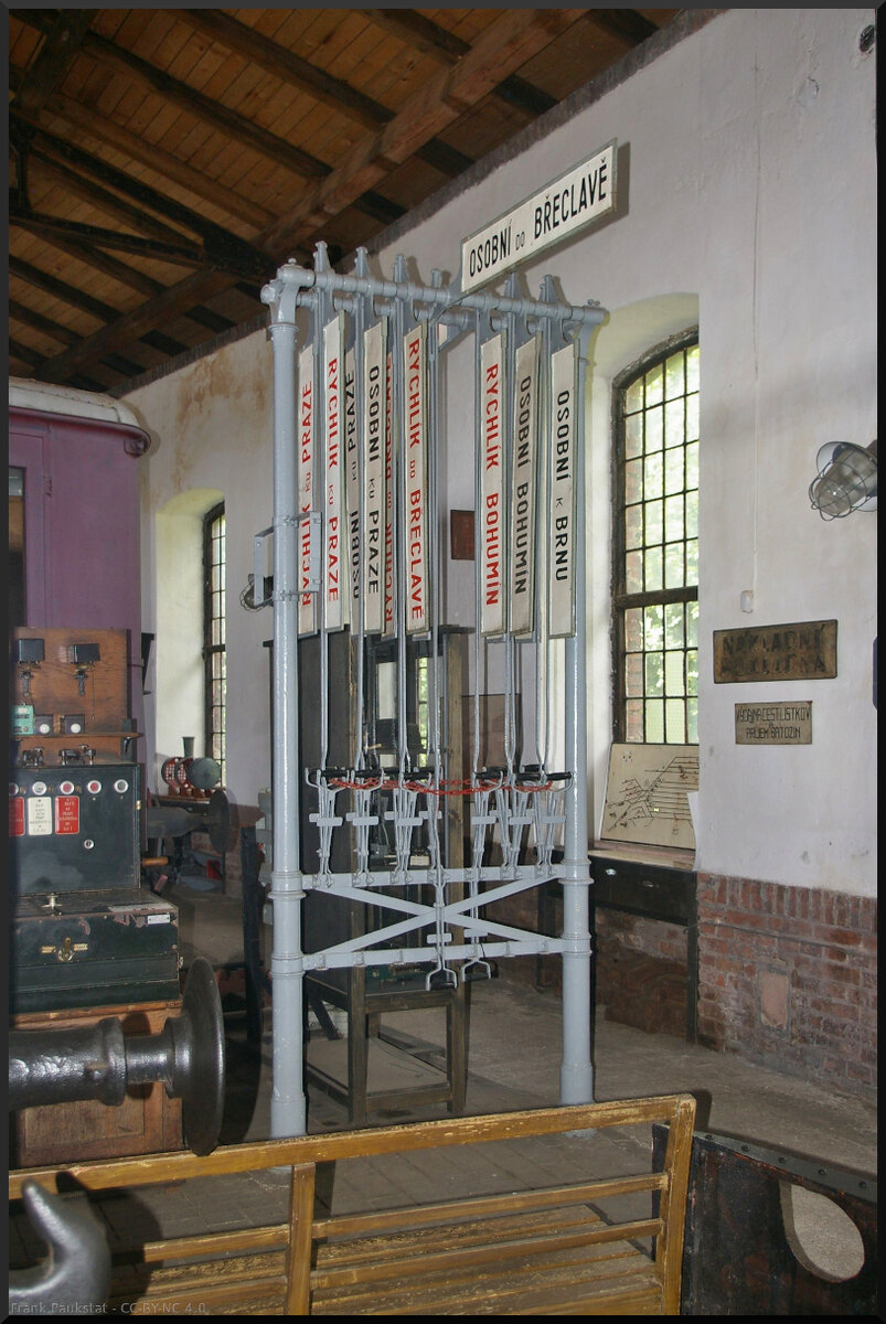 Im Lokschuppen des Eisenbahnmuseum Jaroměř stand dieser alte mechanische Fahrtzielanzeiger ausgestellt.

Jaroměř, 21.05.2022
