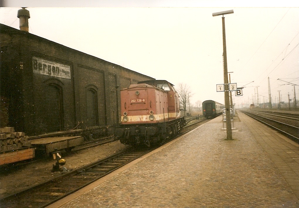 Im März 1997 war die 202 726 noch zwischen Bergen/Rügen und Lauterbach im Einsatz.Hier setzte die Lok in Bergen/Rügen um.