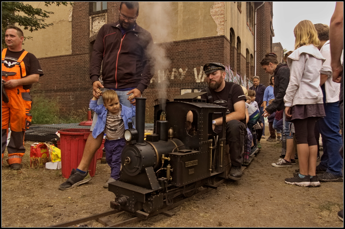 Im Maßstab 1:4 und 1:3,3 gibt es die kleine Dampflokomotive  Franziska , die vom Hersteller Konrad Thul e.K aus Mönchengladbach als Bausatz angeboten wird. Beim 15. Berliner Eisenbahnfest am 15.09.2018 war die Lok für die kleinen Besucher genau das richtige um  mal eine Runde  mit zu fahren.
<br><br>
Die Dampflok wird vom ersten Wagen bedient, der dafür einen Stirnausschnitt hat. Die Lok besitzt einen verschraubten Rahmen, die Achsen laufen in Fettschmierung. Eine Achse ist mit Exzenterlaufringen für Achsspeisepumpen ausgerüstet. Der Kessel fasst 17 Liter Wasser, der Aschekasten ist klapp- und herausnehmbar. Einige technische Daten: Spurweite 184 mm, LüP 1050 mm, kleinster Radius 4 m, Zylinderdurchmesser 45 mm, Druck 8 bar, Wasservorrat 12 Liter, Gewicht 135 kg, Preis ca. 19800,00 Euro (Fertigmodell).