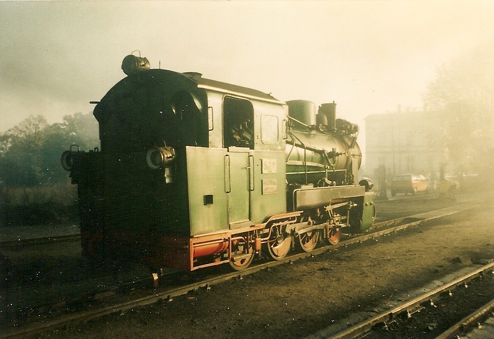 Im Morgennebel eingehllt stand die Mh52 (99 4632) in der Putbuser Einsatzstelle.