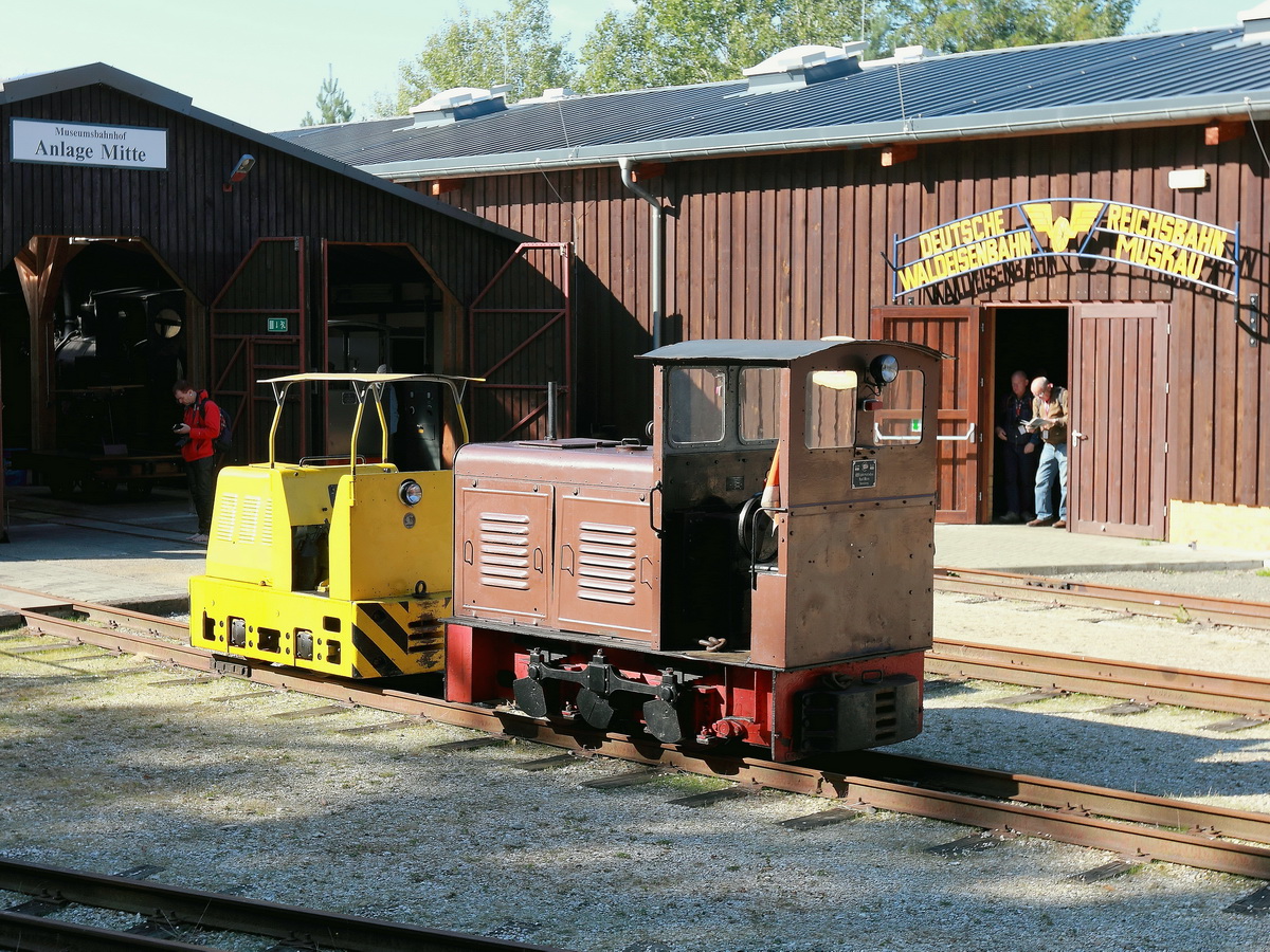 Im Museum der Waldeisenbahn Muskau steht eine Diesellok mit der Fabriknummer 24 88 17, gefertigt bei VEB Lokomotivbau Karl Marx in Babelsberg am 03. Oktober 2015. 