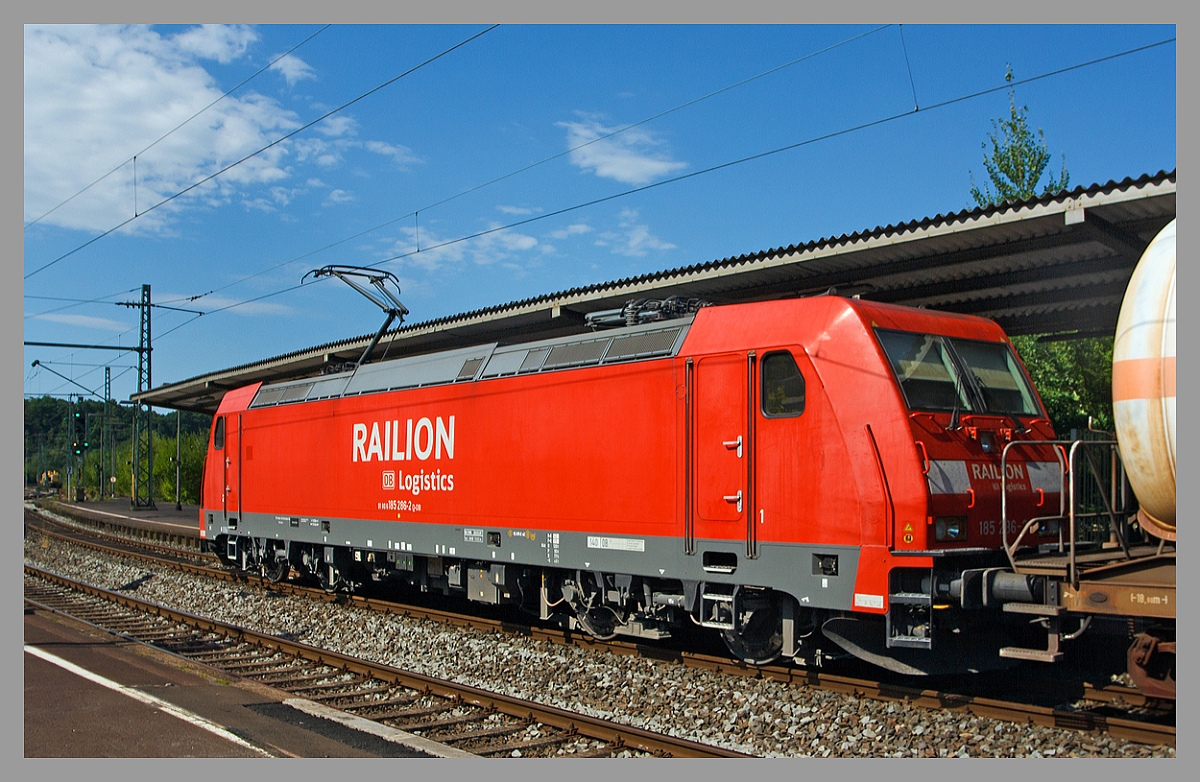 Im Nachschuss....Die 185 286-2 (eine Bombardier TRAXX F140 AC 2) der DB Schenker Rail zieht am 06.09.2013 einen gemischten G�terzug durch Betzdorf (Sieg) in Richtung K�ln.