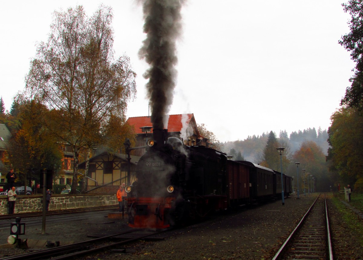 Im Rahmen eines Fotowochenende fuhr am 18.10.14 die 99 6101 mit einem Fotozug von Quedlinburg über Gernrode-Alexisbad-Silberhütte-Stiege nach Hasselfelde und zurück.Hier stillt 99 6101 die liebevoll Pfiffi genannt wird ihren Durst in Alexisbad.