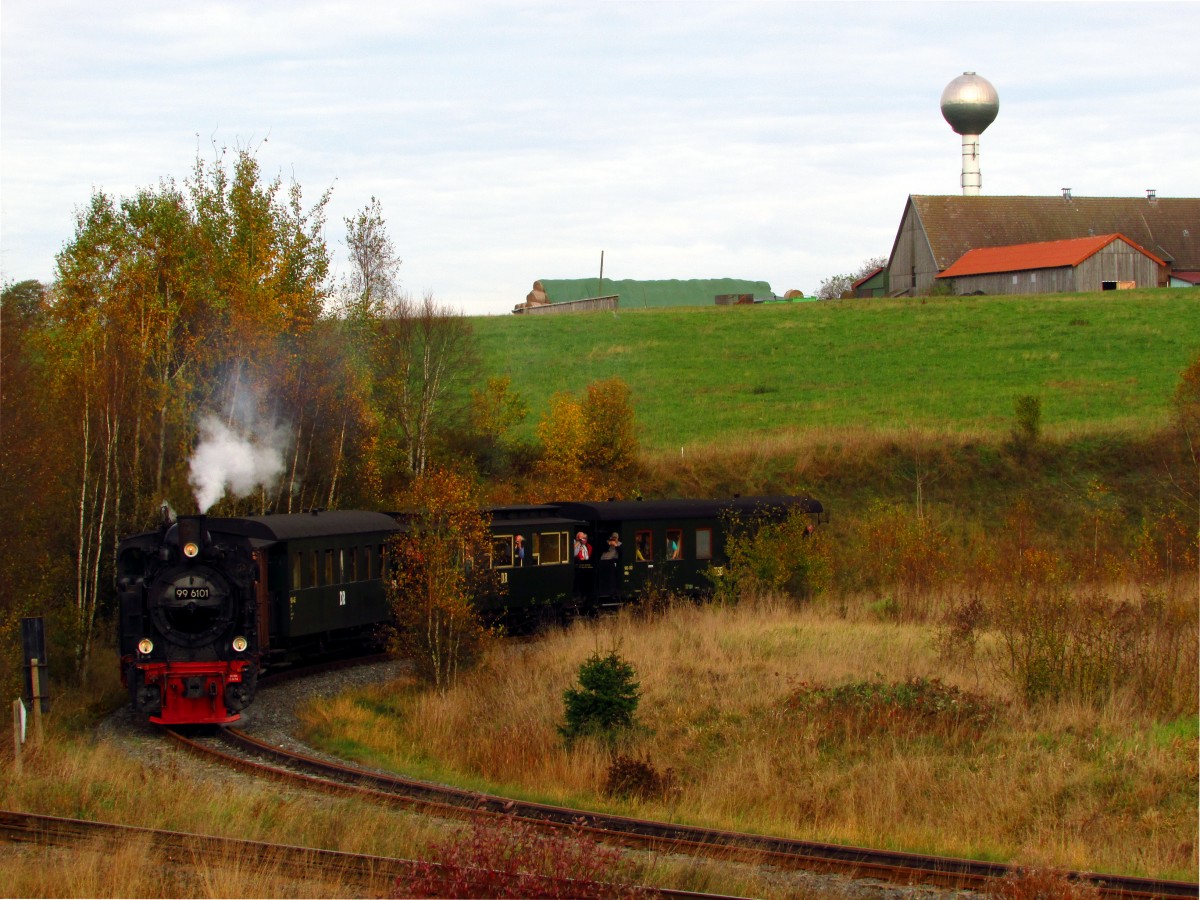 Im Rahmen eines Fotowochenende fuhr am 18.10.14 die 99 6101 mit einem Fotozug von Quedlinburg über Gernrode-Alexisbad-Silberhütte-Stiege nach Hasselfelde und zurück.
Hier durchfährt sie die Wendeschleife in Stiege.