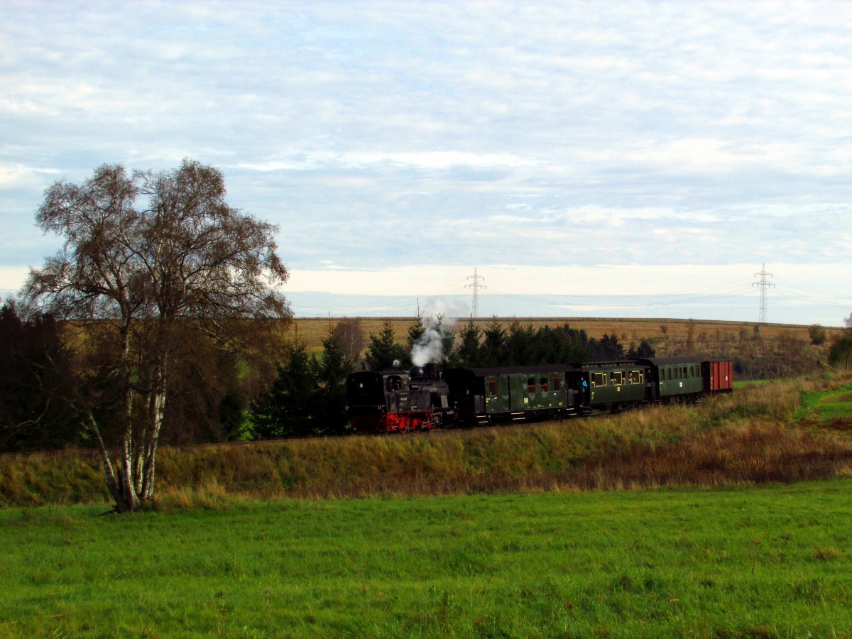 Im Rahmen eines Fotowochenende fuhr am 18.10.14 die 99 6101 mit einem Fotozug von Quedlinburg über Gernrode-Alexisbad-Silberhütte-Stiege nach Hasselfelde und zurück.
Hier strebt sie dem Endpunkt Hasselfelde entgegen.