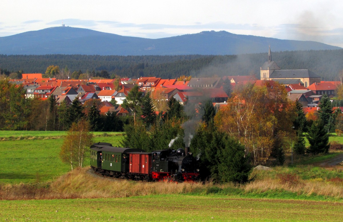 Im Rahmen eines Fotowochenende fuhr am 18.10.14 die 99 6101 mit einem Fotozug von Quedlinburg �ber Gernrode-Alexisbad-Silberh�tte-Stiege nach Hasselfelde und zur�ck.
Hier h�lt sie hinter Hasselfelde f�r eine weitere Scheinanfahrt.Bild des Monats Oktober.2014
