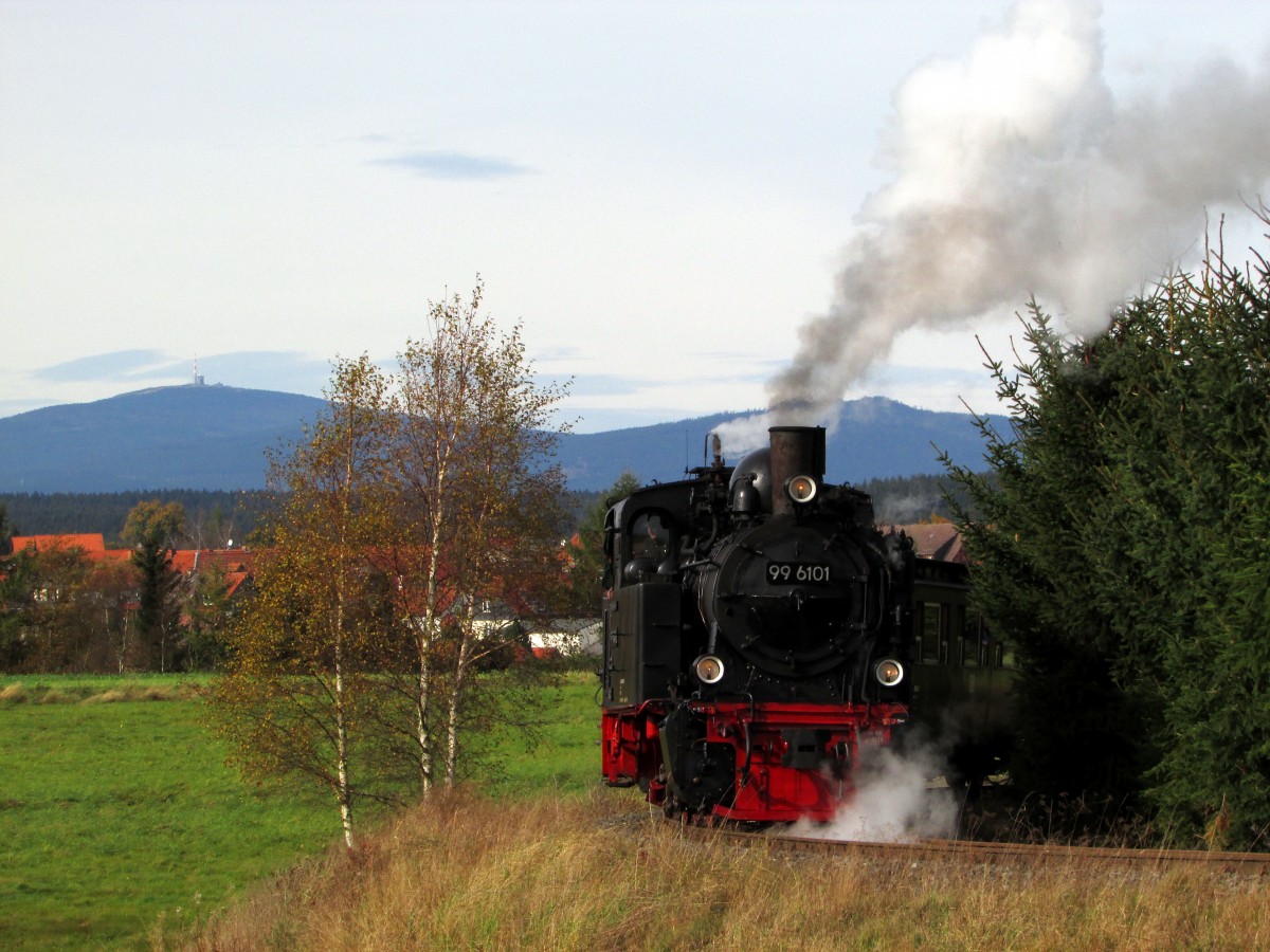 Im Rahmen eines Fotowochenende fuhr am 18.10.14 die 99 6101 mit einem Fotozug von Quedlinburg über Gernrode-Alexisbad-Silberhütte-Stiege nach Hasselfelde und zurück.
Hier drückt sie gerade für eine weitere Scheinanfahrt hinter Hasselfelde zurück.