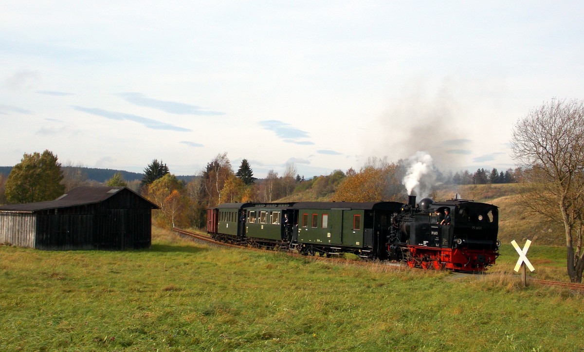 Im Rahmen eines Fotowochenende fuhr am 18.10.14 die 99 6101 mit einem Fotozug von Quedlinburg über Gernrode-Alexisbad-Silberhütte-Stiege nach Hasselfelde und zurück.
Hier rollt sie an der Bekannten Scheune bei Stiege vorbei.