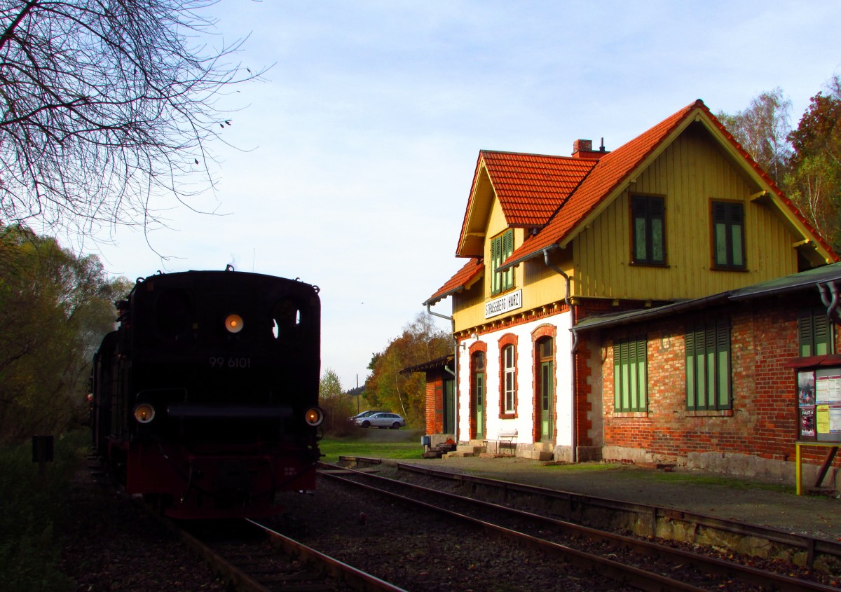 Im Rahmen eines Fotowochenende fuhr am 18.10.14 die 99 6101 mit einem Fotozug von Quedlinburg über Gernrode-Alexisbad-Silberhütte-Stiege nach Hasselfelde und zurück.
Hier durchfährt sie den Bahnhof Straßberg