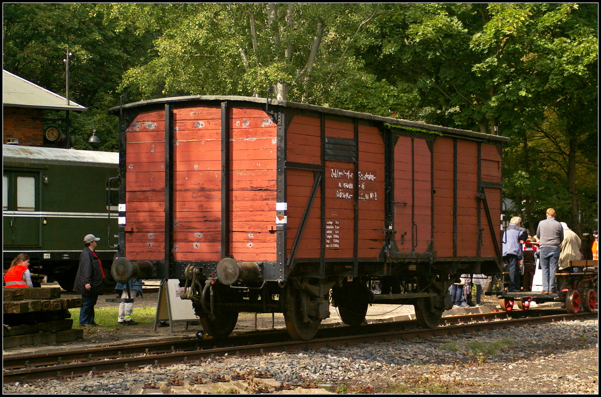 Im Stückgutwagen der Gattung G 10 der ehemaligen Zehlendorfer Eisenbahn- & Hafen AG (Zeuhag) ist jetzt die Dauerausstellung zur Zeuhag untergebracht. Am Tag der offenen Tür am 10.09.2017 der AG Märkischen Kleinbahn e.V. konnte man diese besichtigen.