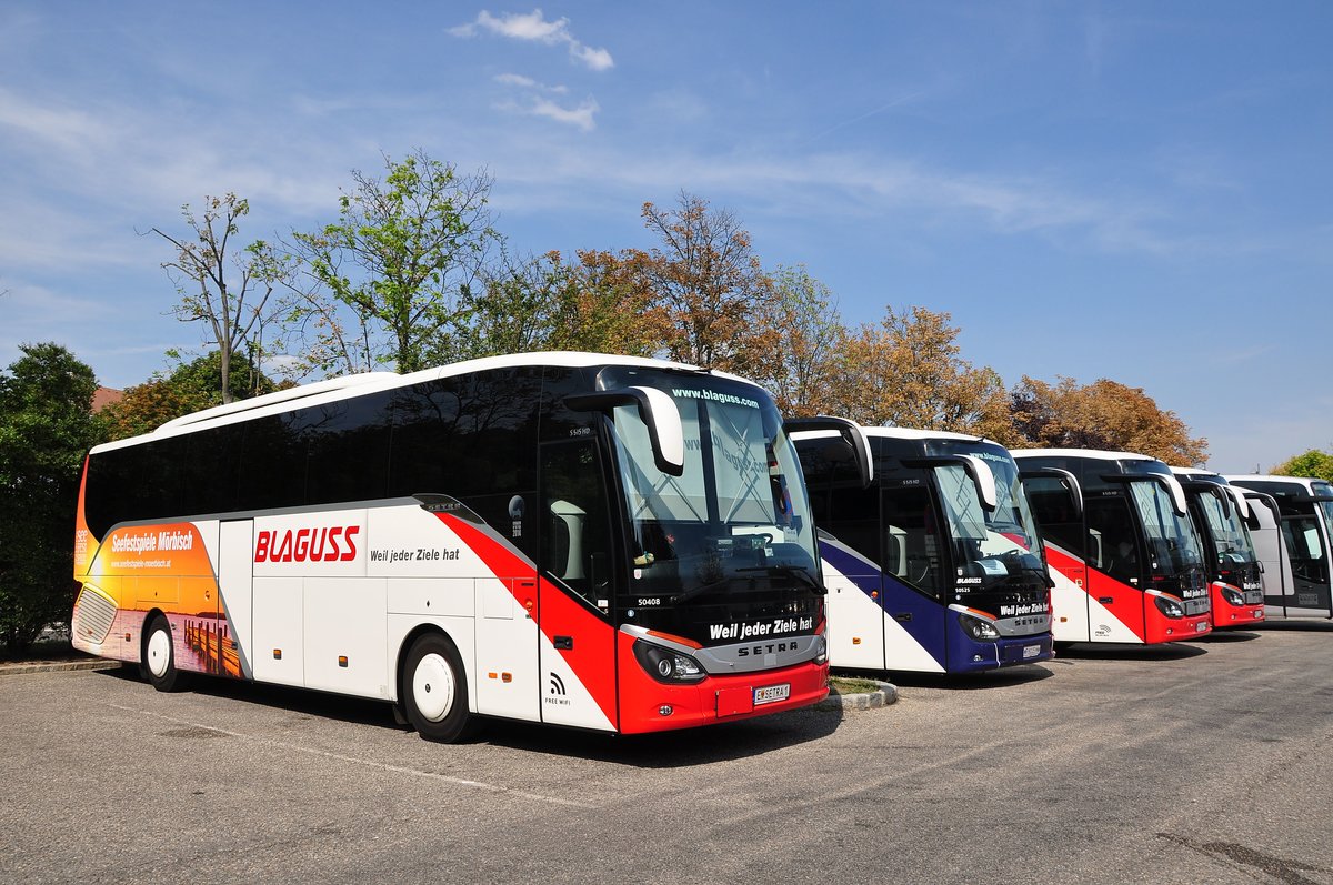 Im Vordergrund ein Setra 515 HD von Blaguss Reisen aus sterreich in Krems.