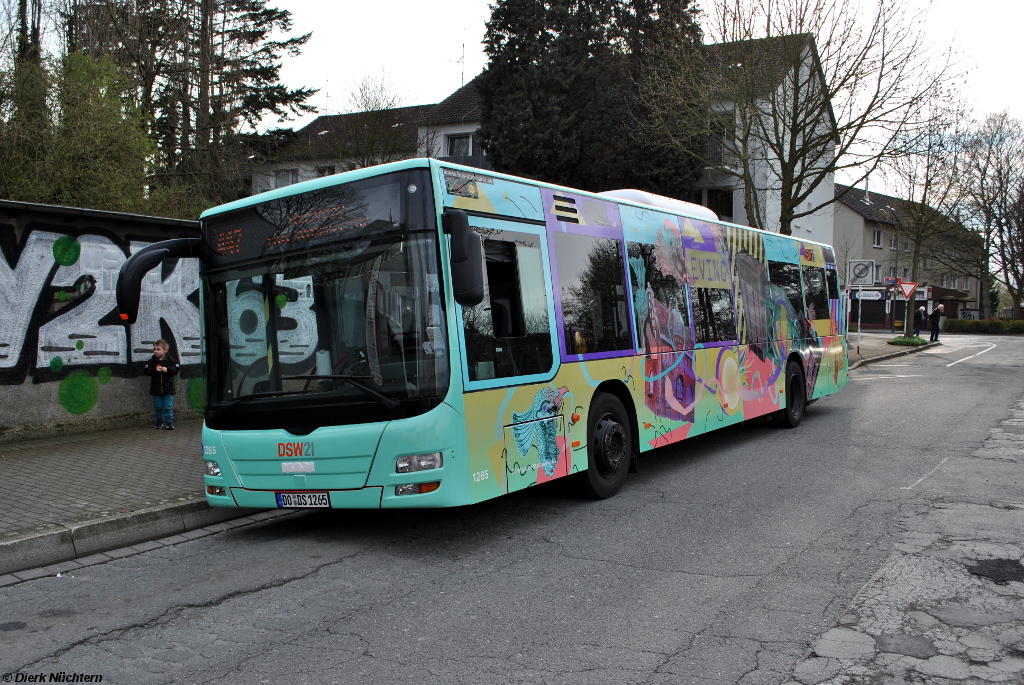 In Dortmund f�hrt nun der 9. Stadtteilbus auf Linie. Ganz frisch ist der KOM 1265 (DO-DS 1265) f�r den Stadtbezirk Eving werbend unterwegs.

Der Bus ist hier (27.03.2019) in Dorstfeld an der Endstelle Bandelstra�e zu sehen und f�hrt auf der Linie 447 nach Hacheney.