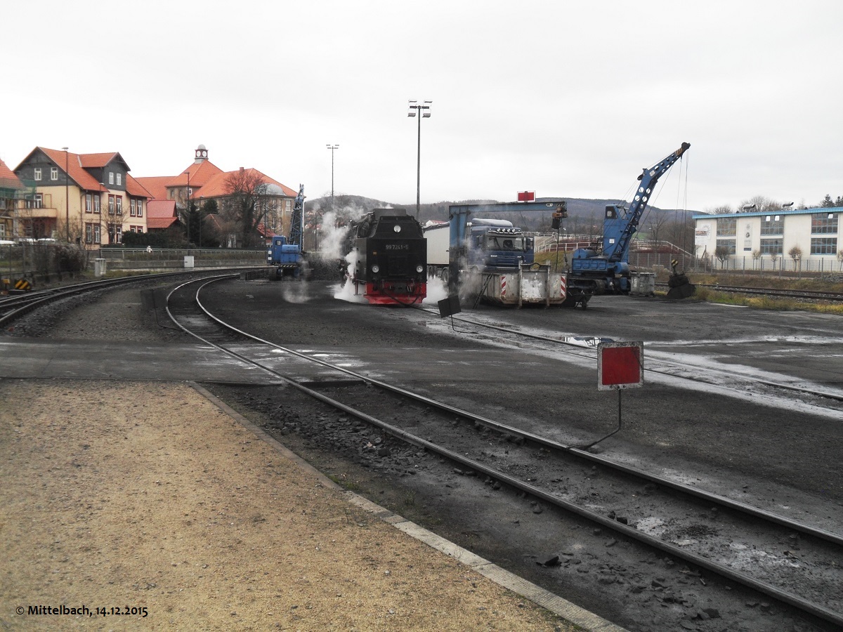 In der Einsatzstelle Wernigerode dampft 99 7241-5 am 14.12.2015 krftig vor sich hin und wird von ihrem Personal gehegt und gepflegt.