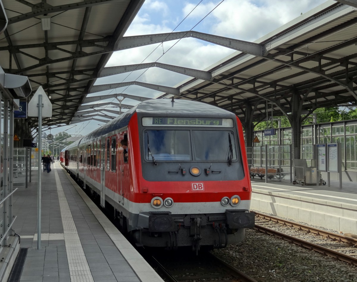 In K�rze wird dieser RE den Bahnhof von Rendsburg nach Flensburg verlassen.
Aufgenommen im Mai 2014.