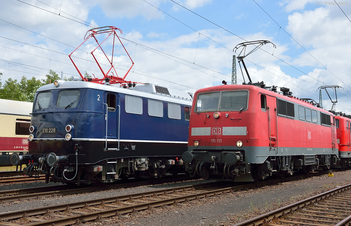 In der Lokaufstellung zur Lokparade beim Sommerfest in Koblenz am 18.06.2016 standen E10 228 (IG Einheitloks) und 111 111. Ich gehrte zur Lokbesatzung der 141 228 beim Sommerfest, daher konnte ich mit Warnweste dort fotografieren.