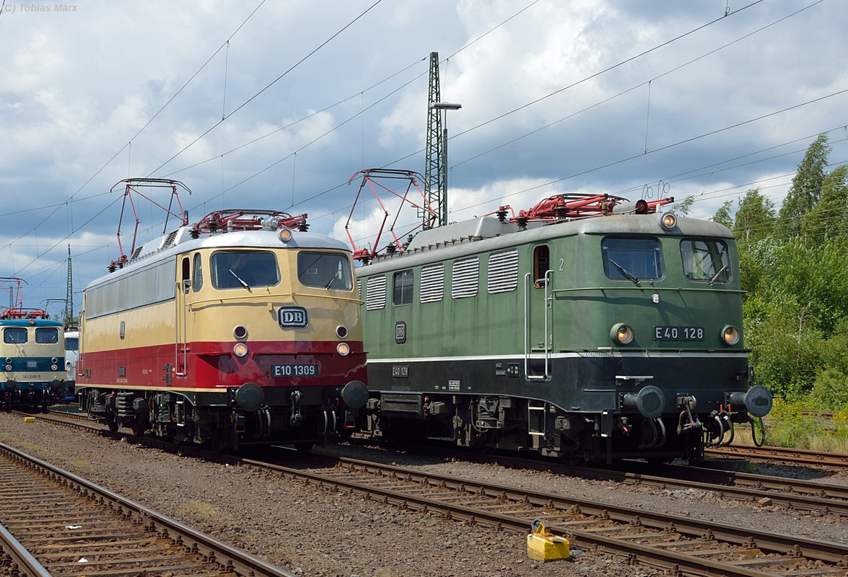 In der Lokaufstellung zur Lokparade beim Sommerfest in Koblenz am 18.06.2016 standen E10 1309 und E40 128 nebeneinander. Ich gehörte zur Lokbesatzung der 141 228 beim Sommerfest, daher konnte ich mit Warnweste dort fotografieren.