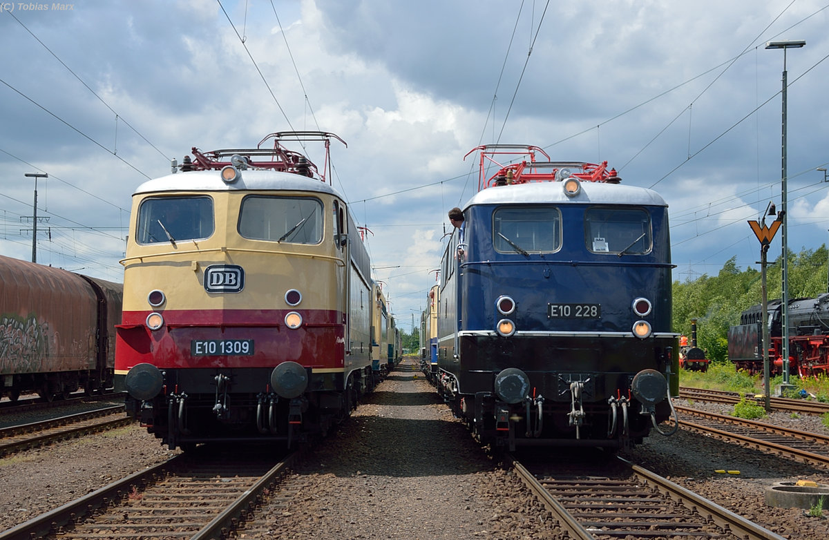 In der Lokaufstellung zur Lokparade beim Sommerfest in Koblenz am 18.06.2016 standen E10 1309 und E10 228 (IG Einheitslok) nebeneinander. Ich gehörte zur Lokbesatzung der 141 228 beim Sommerfest, daher konnte ich mit Warnweste dort fotografieren.