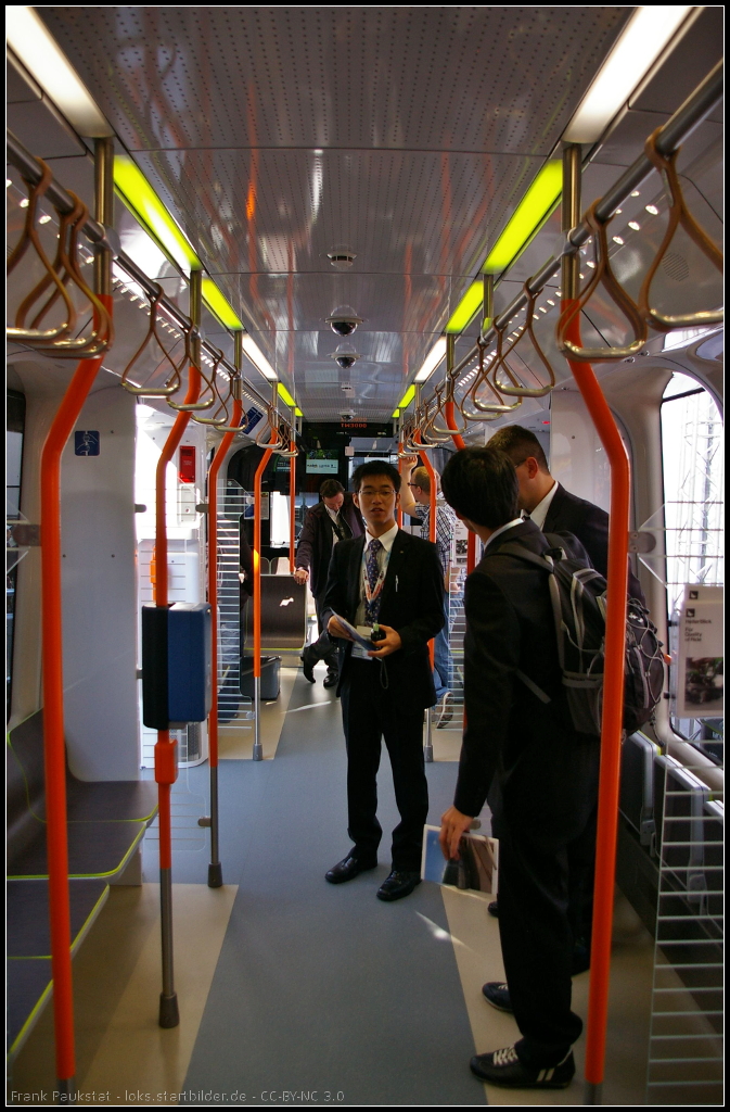 Innenraum des von Vossloh Kiepe und HeiterBlick gebauten TW 3000, Typ GT6Z-H, fr die Hannoversche Verkehrsbetriebe AG (stra). Der 3018 war auf der InnoTrans 2014 in Berlin ausgestellt