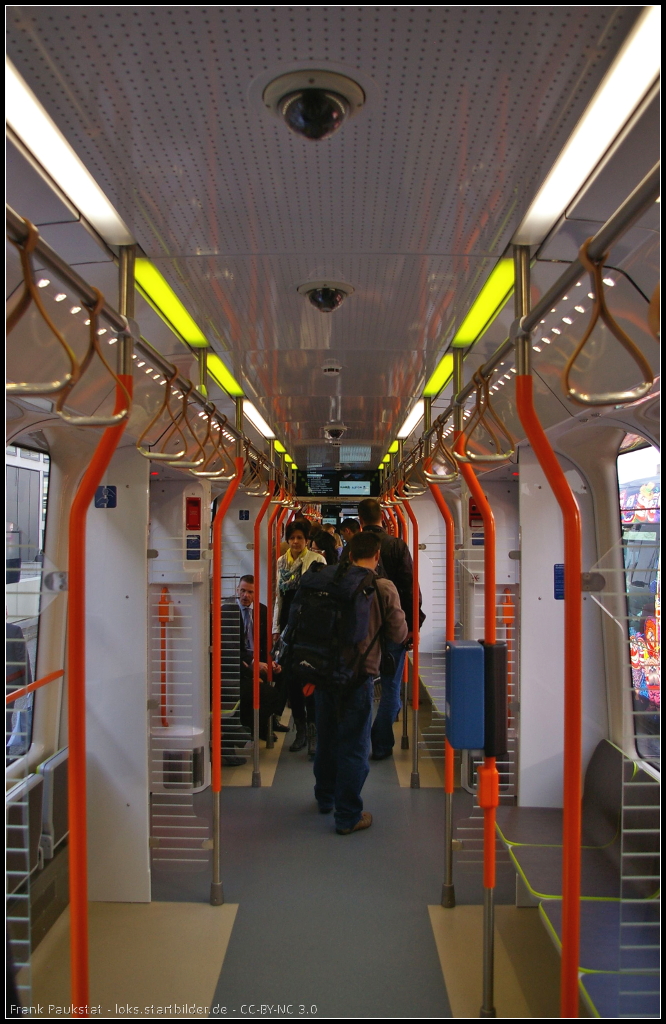 Innenraum mit Mehrzweckabteil des TW 3000 fr die stra in Hannover. Das Fahrzeug wurde von Vossloh Kiepe und HeiterBlick gebaut und stand auf der InnoTrans 2014 in Berlin