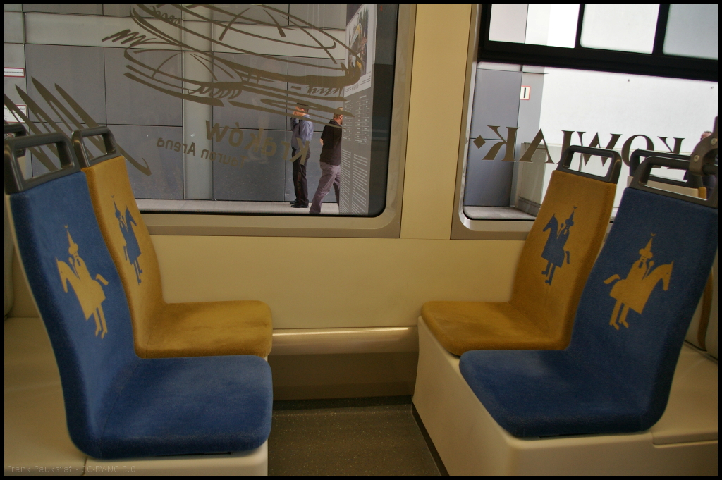 InnoTrans 2016 in Berlin: 4er-Sitzgruppe in der neuen Tram Bauart Pesa 2014N fr MPK Krakowie. Die Bezge tragen das Logo der Stadt und sind direkt auf die Plastiksitze aufgezogen.