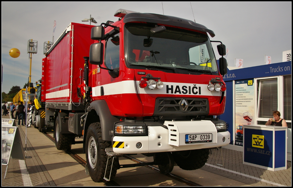 InnoTrans 2016 in Berlin: Auf Basis des Renault D 14 4x4 stellt der tschechische Hersteller SaZ s.r.o. das Rettungsfahrzeug UniRoller 4x4 her. Beide Schienenräder sind mit zwei Rädern ausgestattet, die hinter den Straßenachsen eingebaut sind. Die Kraftübertragung während der Fahrt auf Schienen wird durch Fahrzeugreifen mittels Trommeln ermöglicht. Der Überbau des Fahrzeugs ist eine LKW-Plattform mit Plane. Der Plattformkörper ist mit Klappbänken und einziehbaren Tritten zum Ein- und Aussteigen von Evakuierten ausgestattet. Die Schiebeplane des Oberbaus ist für das leichte Be- und Entladen von Feuerwehrgeräten mit Hilfe eines hydraulischen Ladekranes konzipiert, der hinter der Kabine des Fahrzeugs montiert ist. Für sichere Rückwärtsfahrt auf Schienen ist das Fahrzeug mit CCTV-Cam-System auf der Rückseite und LCD-Monitor in der Fahrerkabine ausgestattet. Der in der Fahrerkabine installierte Tachometer zeigt Ausfälle optisch und akustisch einschließlich Datenaufzeichnung an. Das Fahrzeug ist mit Bahnleuchten und Beleuchtung für die Arbeit in der Nacht ausgestattet. Alle Operationen auf Schienen werden elektrisch vom Fahrerhaus oder von den Fahrzeugseiten aus gesteuert. Umkehrbares Getriebe ermöglicht Fahrt mit der gleichen Geschwindigkeit in beide Richtungen. Ausgestellt war das Fahrzeug der Fa. Hasiči aus Tschechien.