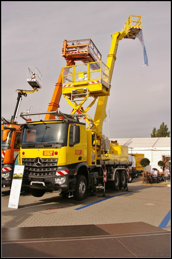 InnoTrans 2016 in Berlin: Auf Basis des Mercedes Benz Arocs 3345 entstand das Oberleitungsmontagefahrzeug OMF 3T-L der SRT Schörling Rail Tech GmbH. Das Fahrzeug ist mit zwei Bühnen ausgestattet, was eine große Einsatzbreite ermöglicht. Einige Daten: Schienenspurweite 2,30 m, Hubraum 12809 ccm, Radstand 4500 mm, Drehgestell vorne und hinten 1000 mm mit Achsantrieben, Wechselrahmen mit 20 Fuß Containerverriegelung, isolierte Teleskopbühne 3TL K180 auf beiden Ebenen isoliert. Der Aufbaurahmen kann auch ein Brückeninspektionsgerät aufnehmen.