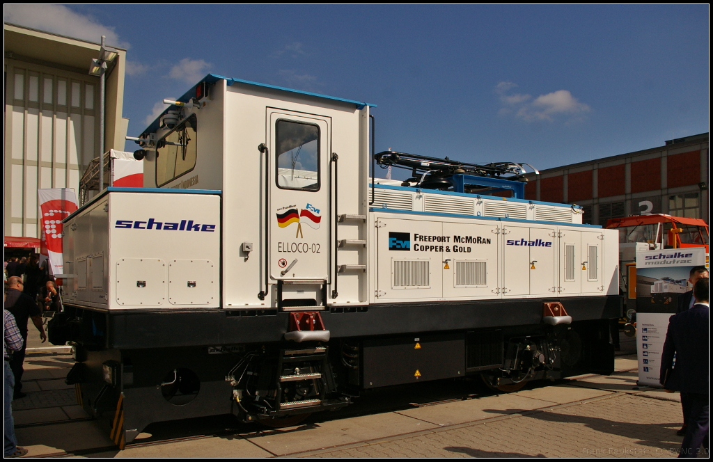 InnoTrans 2016 in Berlin: Auf der Messe wurde die ELLOCO 02 des Untertage-Bergwerk Grasberg von PT Freeport Indonesia gezeigt. Dabei handelt es sich um eine Bergbaulokomotive mit hybriden Antrieb, zum einem mit elektrischen (Oberleitung/Batteriepack) oder Antrieb mit Dieselpacks, die innerhalb von einer Stunde ausgetauscht werden knnen. Die Lok ist 40t schwer, besitzt pro Radsatz einen 135 kW starken Motor der mit IGBT-Technik ausgerstet ist. Die ModuTrac MMT-M-270-BDE von Schalker Eisenhtte aus Bochum besitzt eine elektro-dynamische Bremse mit Traktionsumrichter um Zugverbnde zum Stillstand bringen zu knnen. Fr lngere Standzeiten steht noch eine pneumatische Servicebremse zur Verfgung. Die Lok besitzt weiterhin einen Mittelfhrerstand, Bremsen fr bis zu 700t Anhngelast, ausgelegt fr vollautomatischen und fahrerlosen Einsatz.