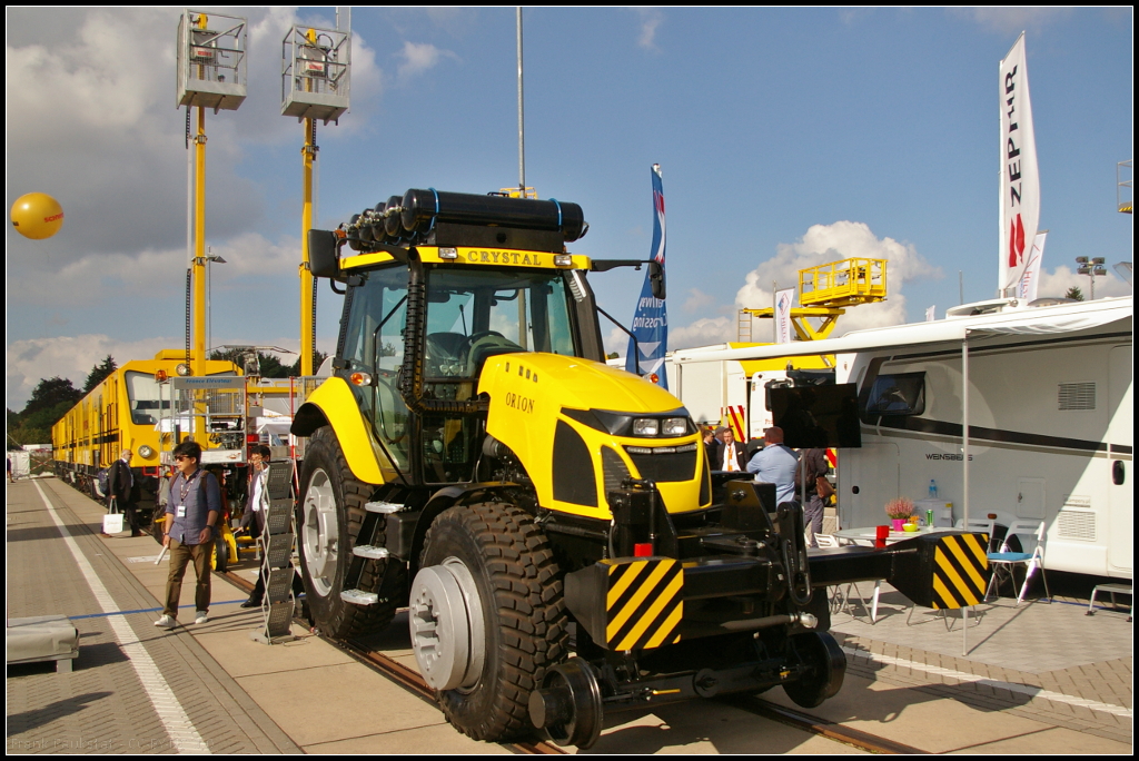 InnoTrans 2016 in Berlin: Bei dem ORION 9C von Crystal Traktor aus Polen handelt es sich um einen Zweiwege-Rangierfahrzeug mit hoher Funktionalitt bei geringen betrieblichen Kosten. Der 6-Zylinder-Common Rail-Motor leistet 116 kW bei einer Geschwindigkeit von min. 0,3 km/h bis max 40 km/h. Ausgerstet ist der Traktor mit SA3- und Scharfenberg-Kupplung und einer Druckluftbremse die auch auf UIC-Wagen wirkt.