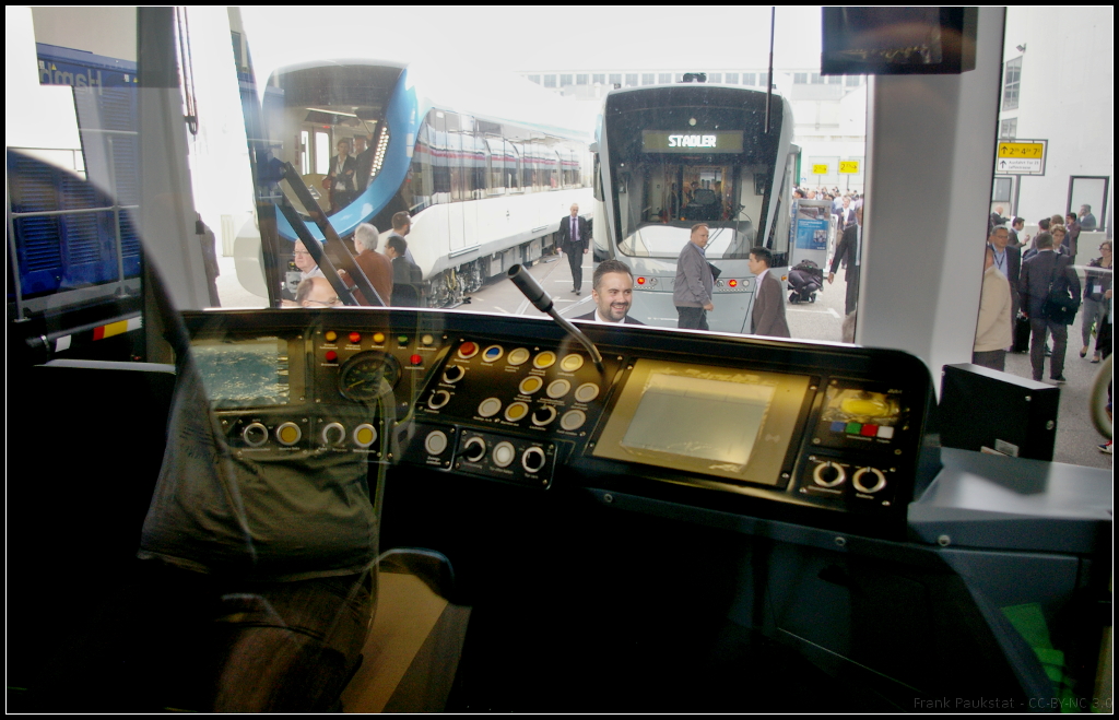 InnoTrans 2016 in Berlin: Blick in die Fahrerkabine des TW3000 von HeiterBlick f�r die �stra Hannoversche Verkehrsbetriebe AG.
