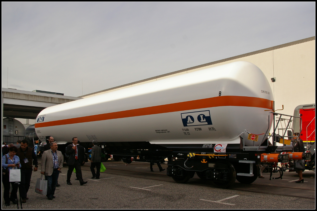 InnoTrans 2016 in Berlin: Die Firma Legios Loco a.s. aus Prag präsentierte den 4-achsigen Schüttgutwagen vom Typ Tagnpps mit einem Ladevolumen von 101 m3. Er ist für den Transport von Getriede und ähnlichen Gütern vorgesehen, die vor klimatischen Einflüssen geschützt werden müssen. Der Wagen entspricht den Bestimmungen TSI WAG, AVV und UIC. Ein paar technische Details: LüP 15 800 mm, Ladegewicht 69,4 t, Gesamtgewicht 90 t, max. Geschwindigkeit 100 km/h, Länge der Ladungsöffnung 13 800 mm, Schwerkraftentladung (CH-ARETZ 33 85 7813 361-7 Zags)