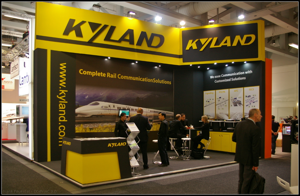 InnoTrans 2016 in Berlin: Die Firma Kyland Technology Co.Ltd. aus China bietet industrielle Ethernet-Kommunikationstechnologien, IP-basierte industrielle Feldbustechnologien, netzwerkbasierte Feldsteuertechnologien, cloudbasierte industrielle Steuerungs-Servertechnologien, netzwerkbasierte präzise Zeit- / Uhr-Technologien und Kommunikationstechnologien zur Nachrichtenübermittlung an. Kyland führte die Schaffung von 3 internationalen Standards für die industrielle Automatisierung in China ein: IEC61158, IEC62439, IEEEC37.238 und GBT 30094. Alle Kyland Produkte umfassen die weiteren internationalen Standards KEMA, CE/FCC, UL508, ATEX, Class1 Div.2 & DNV. Das Unternehmen ist nicht nur auf auf den Eisenbahnsektor beschränkt, es liefert auch den Standards entsprechend Produkte an Kernkraftwerke, Umspannwerke, Öl- und Gasfelder, ITS, Marine und den Militärsektor.