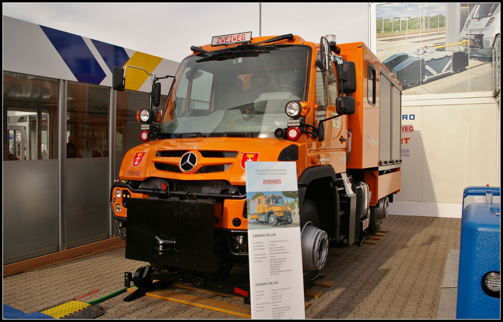 InnoTrans 2016 in Berlin: Für die MPK Gdansk hat Zweiweg auf Basis des Unimog U 423 den Servicewagen ZW 240 gebaut. Er hat ein Gesamtgewicht von 13 t, erreicht Vmax Straße/Schiene 80 km/h / 30 km/h, verfügt über eine Drehschemelschienenführung. Zusätzlich ausgestattet mit Hilfszugkofferaufbau mit Mannschaftsabteil und Seitenaufstieg.