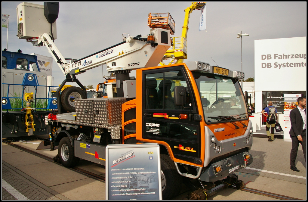 InnoTrans 2016 in Berlin: Für das Verkehrsunternehmen der Stadt Olomouc wurde vom tschechischen Hersteller Rothlehner pracovní plošiny s.r.o. auf Basis des Fahrgestell BOKI die Arbeitsbühne gebaut. Das Fahrzeug ist mit dem Schienenführungssystem Kiefer versehen, hat eine Spurbreite von 1435 mm, Arbeitshöhe 16,6 m, Korbbelastung 220 kg, Isolation 1000 V, nivellierbarer Aufbaurahmen.