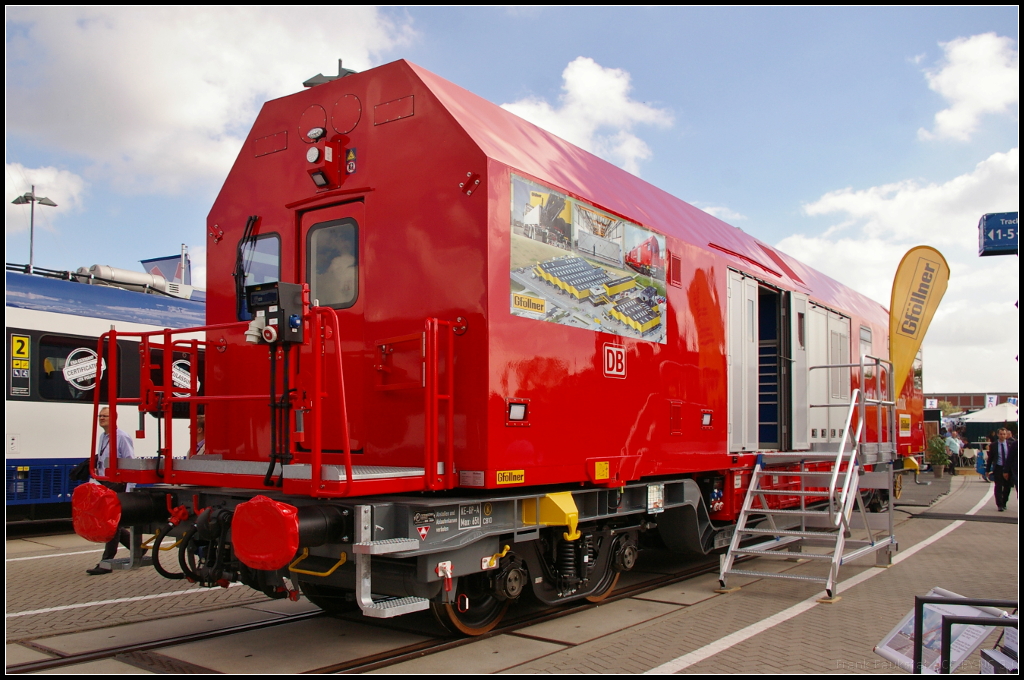 InnoTrans 2016 in Berlin: Hilfszug-Gertecontainer fr DB Netz Notfalltechnik mit Tragwagen von Tatravagonska Poprad. Blick auf das Wagenende 1 mit Zugang zum Arbeitsbereich und dem Beobachtungsstand. Die Plattform bietet Hochspannungsdosen, die vom Dieselgenerator im Container versorgt werden. Hinter den Seitenfalttoren ist ein schwenkbarer Kranarm untergebracht.