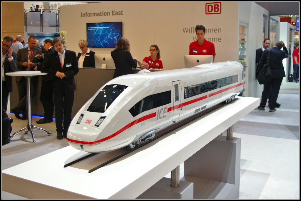 InnoTrans 2016 in Berlin: Modell des neuen ICx/ICE 4, von dem Siemens bereits vier Stck fr Erprobungsfahrten an DB Fernverkehr ausgeliefert hat. Die Triebzge sollen in Zukunft die ersten beiden Baureihen 401 und 402 ablsen. Eingereiht ist der ICx als Baureihe 0812/5812. Das Modell trgt die Nummer Tz 9002 und entspricht 0812 002.