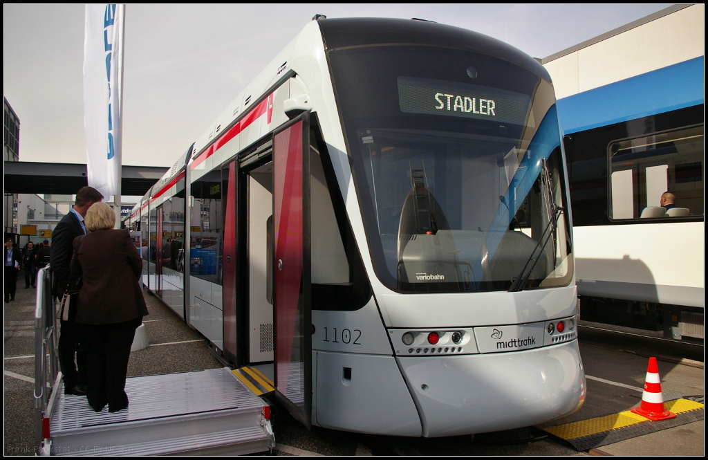 InnoTrans 2016 in Berlin: Nachdem in den 1970er Jahren in Aarhus die letzte Straßenbahn fuhr, wurde 2014 mit dem Aufbau eines neuen Netzes begonnen. Stadler liefert dafür 14 Fahrzeuge des Typs Variobahn. Bei den Niderflurbahnen handelt es sich um modulare Bahnen was Längen, Breite und Spurweiten betrifft. Während der Messe war die fünfteilige Multigelenk-Ausführung mit schwebenden Mittelteil ausgestellt. Die Bahnen sindals Ein- oder Zweirichtungsfahrzeug und mit Ausrüstung nach EBO/ESBO für den Einsatz auf Eisenbahnstrecken lieferbar. Die Bahnen für Aarhus sind für 80 km/h bei 750 V ausgelegt, bietet 84 Sitz- und 132 Stehplätze. Die Einstiegshöhe liegt bei 350 mm.